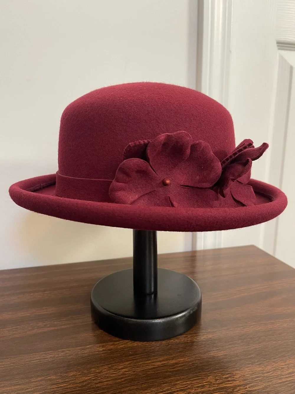 VTG Burgundy Liz Claiborne 100% Wool Cloche Hat with 3D Floral Accent & Hat Box - Picture 6 of 9